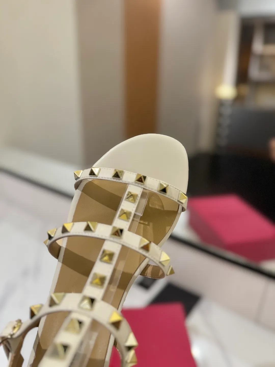 👟👟Ex-factory price 520👟👟 Valentino/Valentino rivet VT classic ankle-wrap rivet sandals, timeless 🆕 deeply rooted in people's hearts❤️A must-have item that never goes out of style🫰top replica! The side curves are perfect, the original molded custom-made rust-free rivets, and the textured hardware bring out a full sense of high-end, giving you a genuine foot feel! The first choice for high-end customers❤️ [Material] Upper: Original imported customized cowhide Inner lining: Original imported goatskin Outsole: Imported pearlescent leather outsole Code number: 35-39 [34, 40, 41, 42 are custom-made and cannot be returned or exchanged]